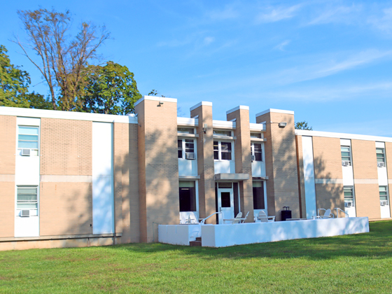 5_Student-Life_Campus-Housing_Anderson_Exterior_FC_MH-9534